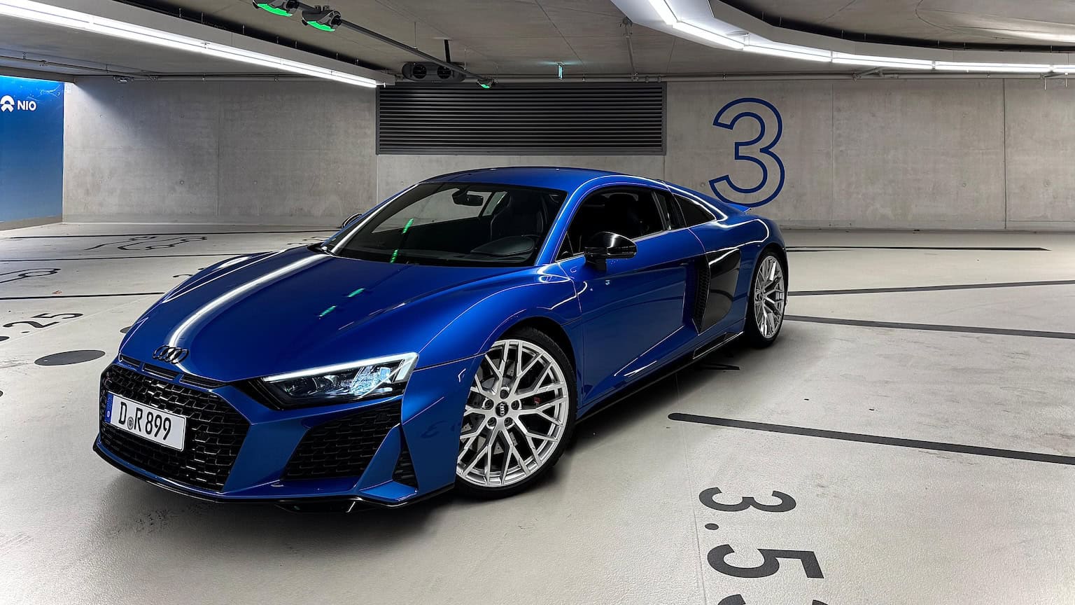 Rent an Audi R8 V10 in Düsseldorf front