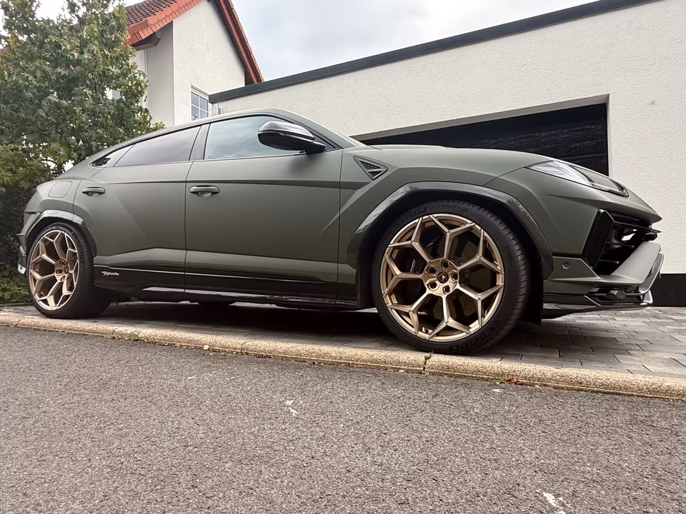 Lamborghini Urus side