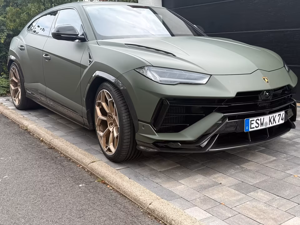 Lamborghini Urus right