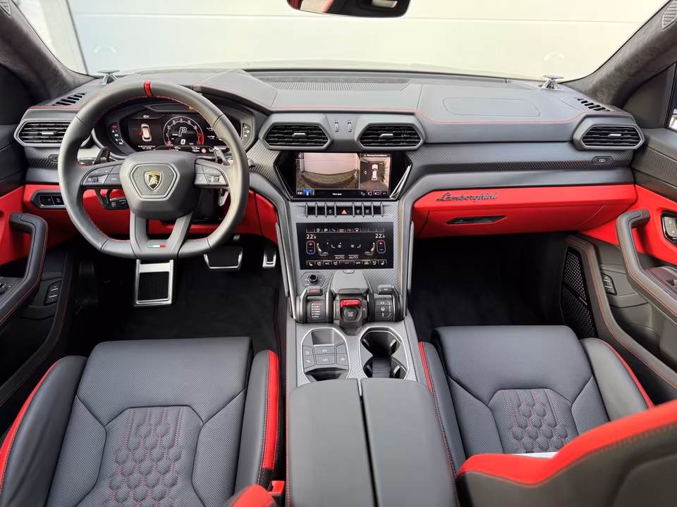 Lamborghini Urus S inside