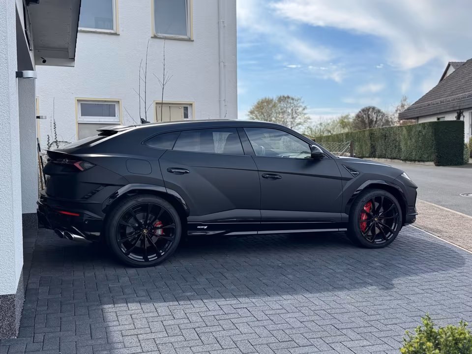 Lamborghini Urus S side