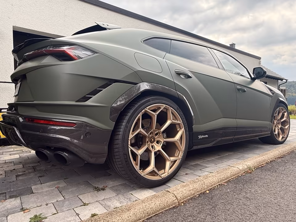 Lamborghini Urus back