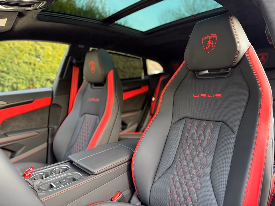 Lamborghini Urus S inside