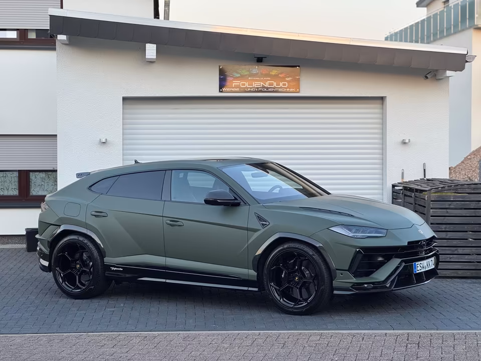 Lamborghini Urus side