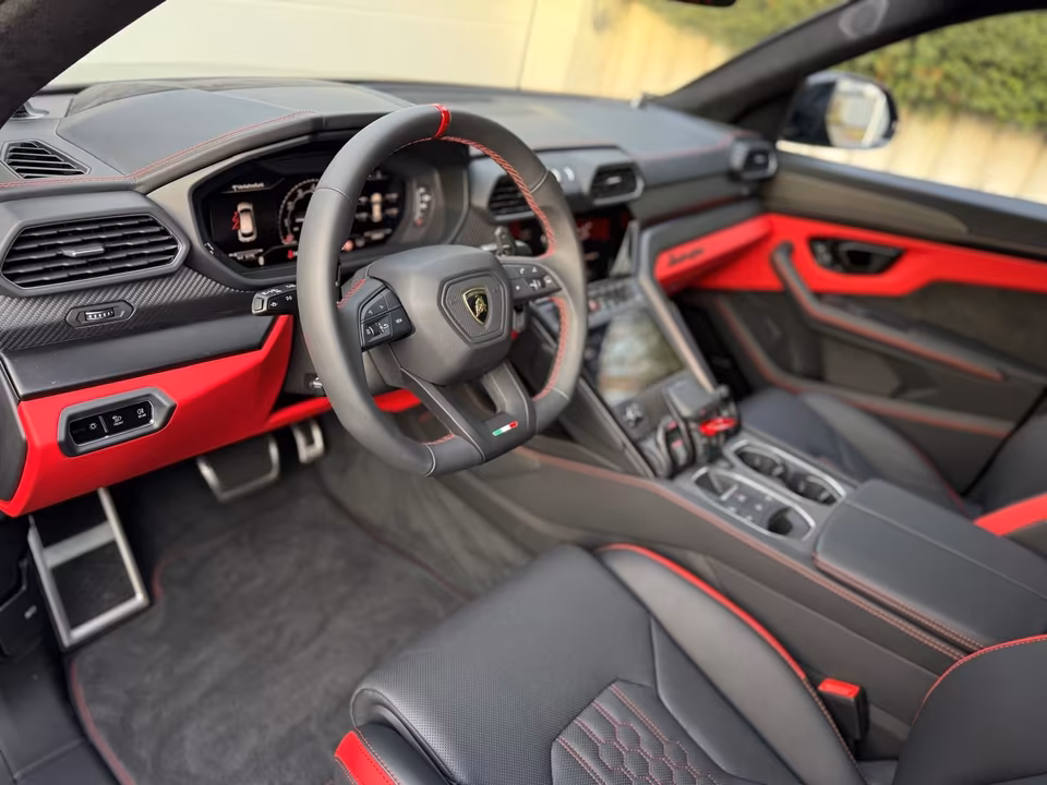 Lamborghini Urus S inside