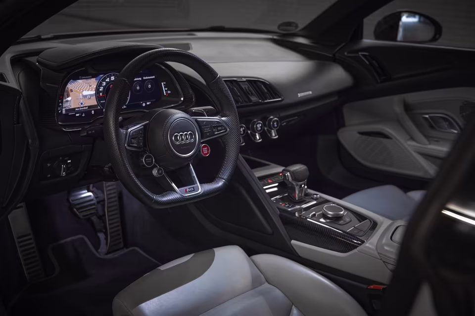 Audi R8 Coupé Quattro V10 inside