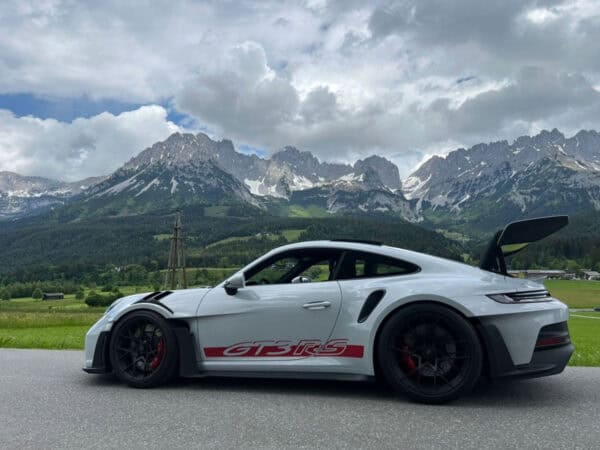 Rent Porsche 992 GT3 RS in Rosenheim side