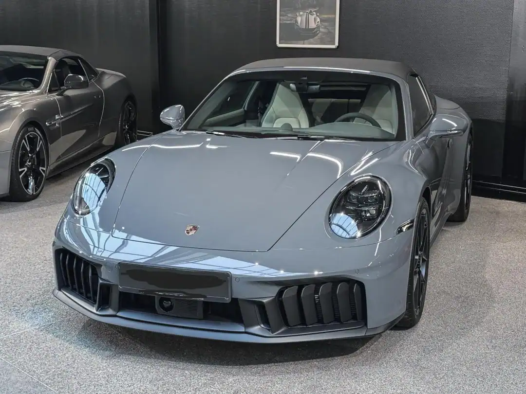 Rent a Porsche 911 Targa GTS in Hamburg vorne