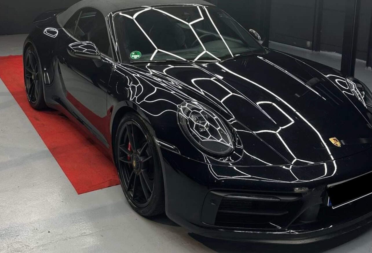 Rent Porsche 992 Carrera 4 GTS in Duisburg front