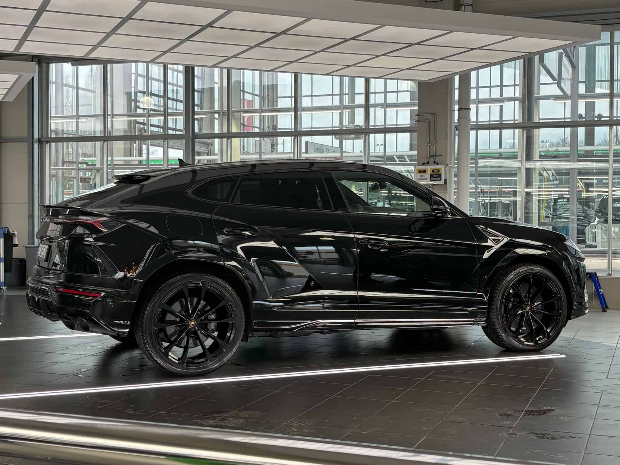 Rent a Lamborghini Urus in Duisburg side