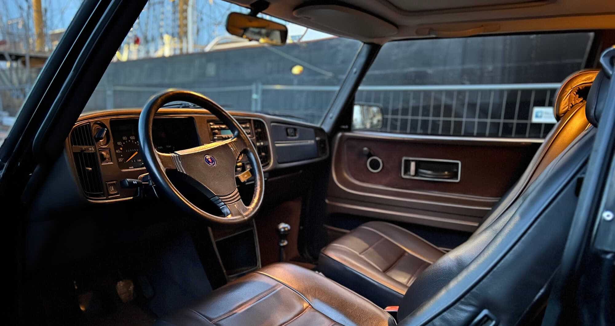 Rent Saab 900i Classic in Hamburg inside