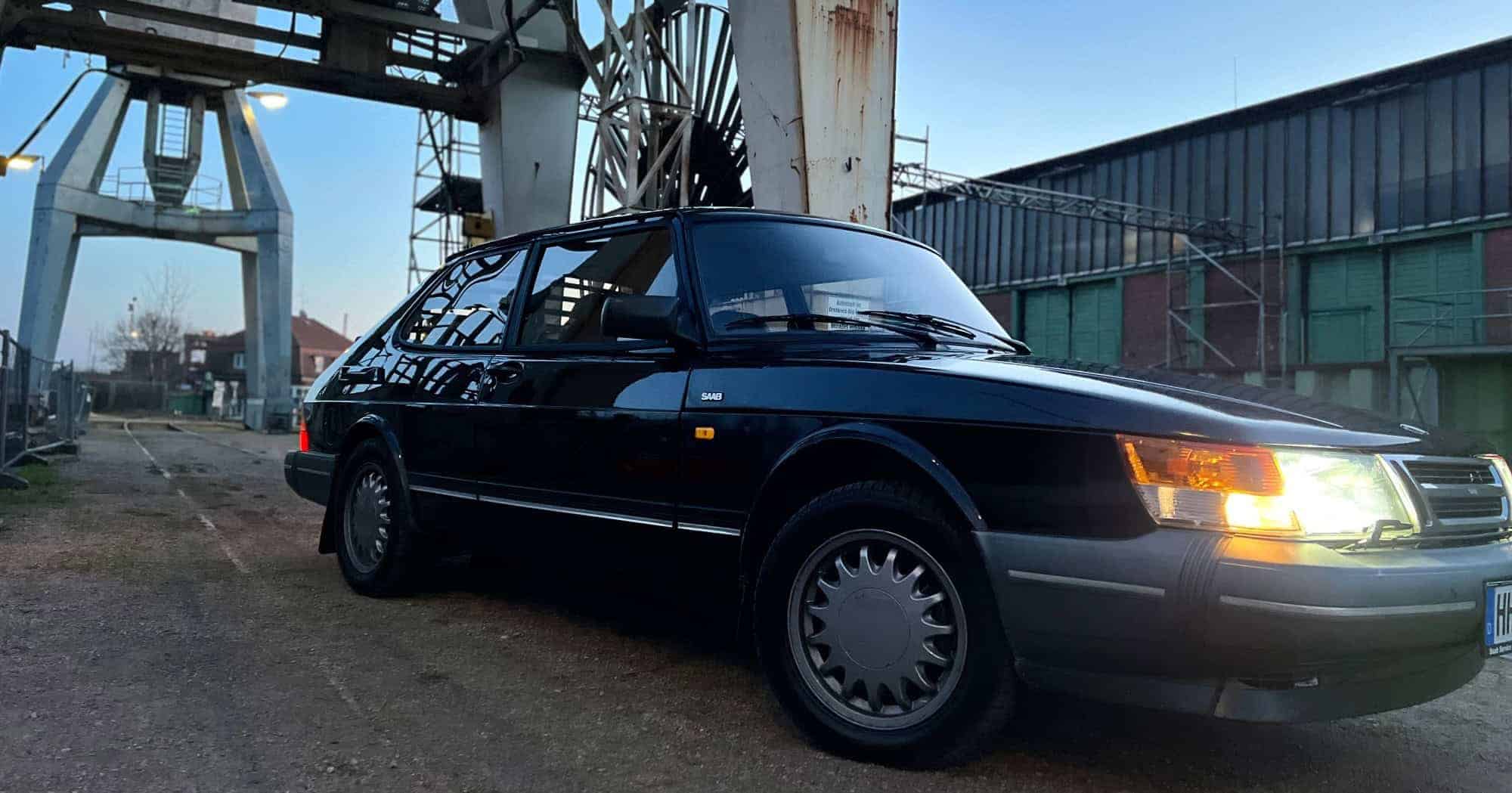 Rent Saab 900i Classic in Hamburg front