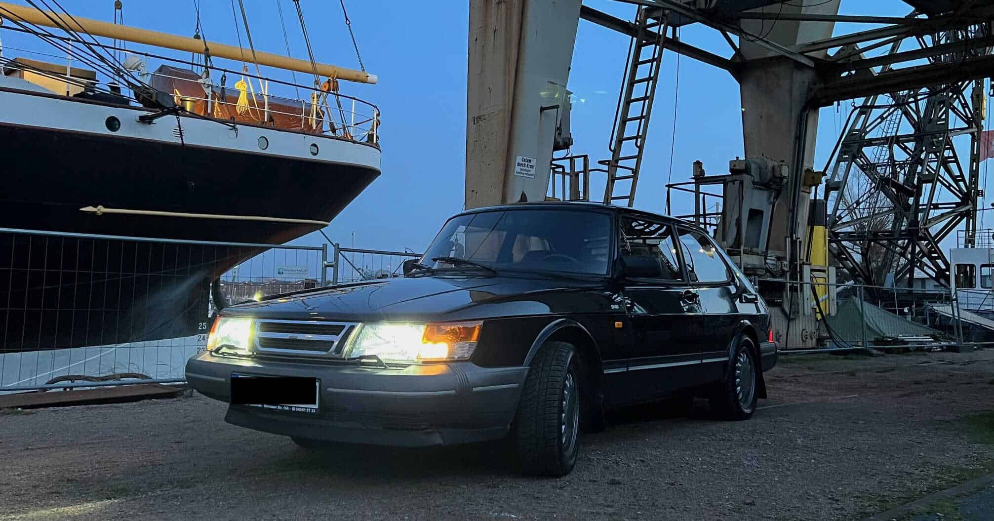 Rent Saab 900i Classic in Hamburg front