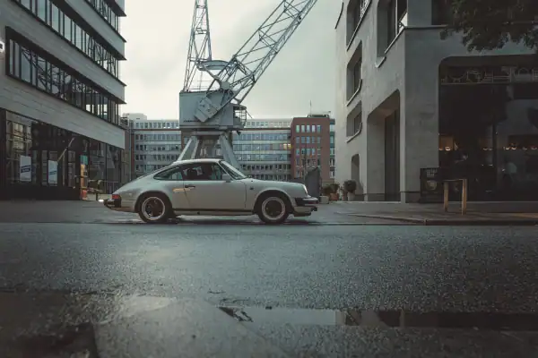 Rent Porsche 911 SC 3.0 in Hamburg Seite