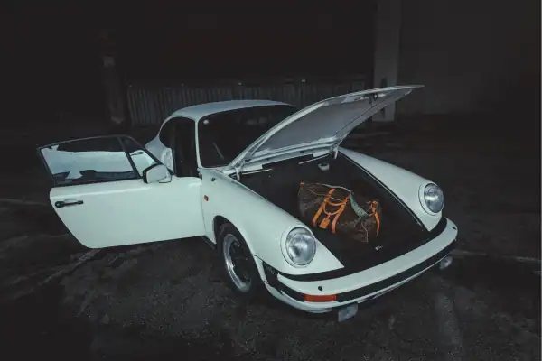 Rent Porsche 911 SC 3.0 in Hamburg Vorne