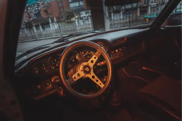Rent Porsche 911 SC 3.0 in Hamburg Interieur
