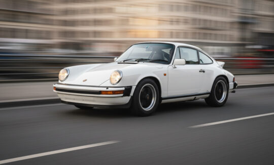 Rent Porsche 911 SC 3.0 in Hamburg Hero