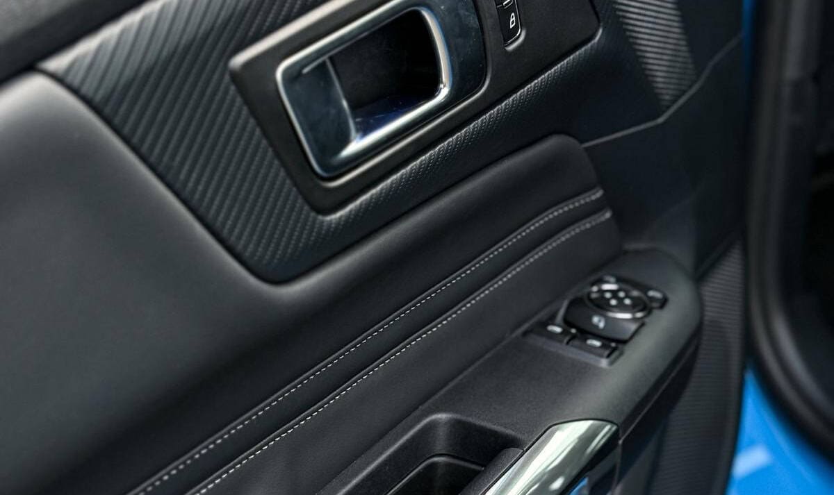 Rent Ford Mustang GT in Potsdam Interieur