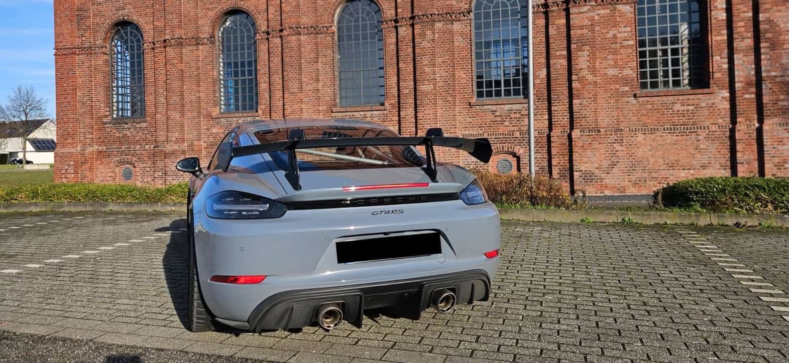 Rent Porsche 718 Cayman GT4 RS in Düren Heck