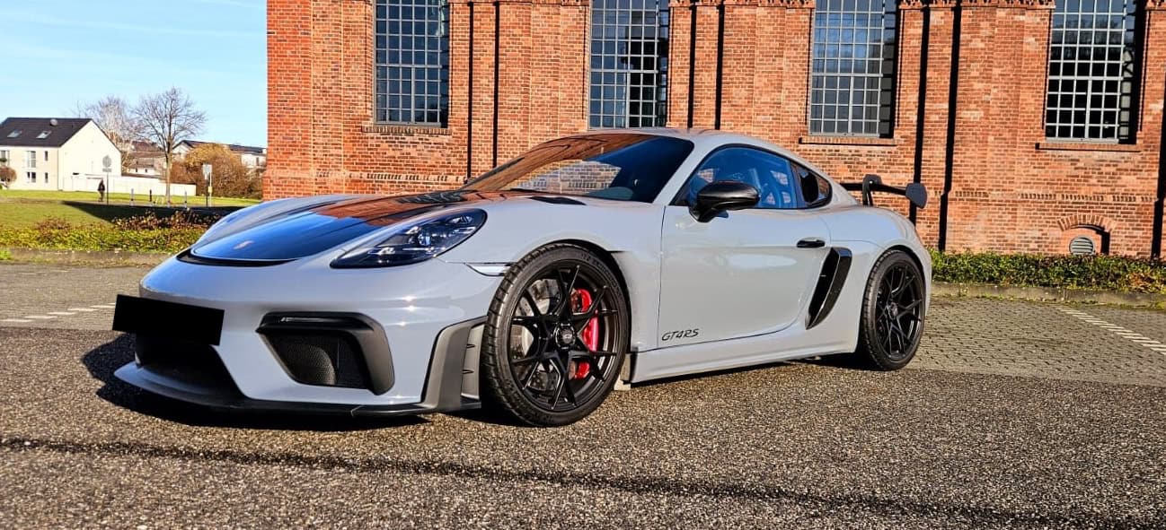Rent Porsche 718 Cayman GT4 RS in Düren Vorne