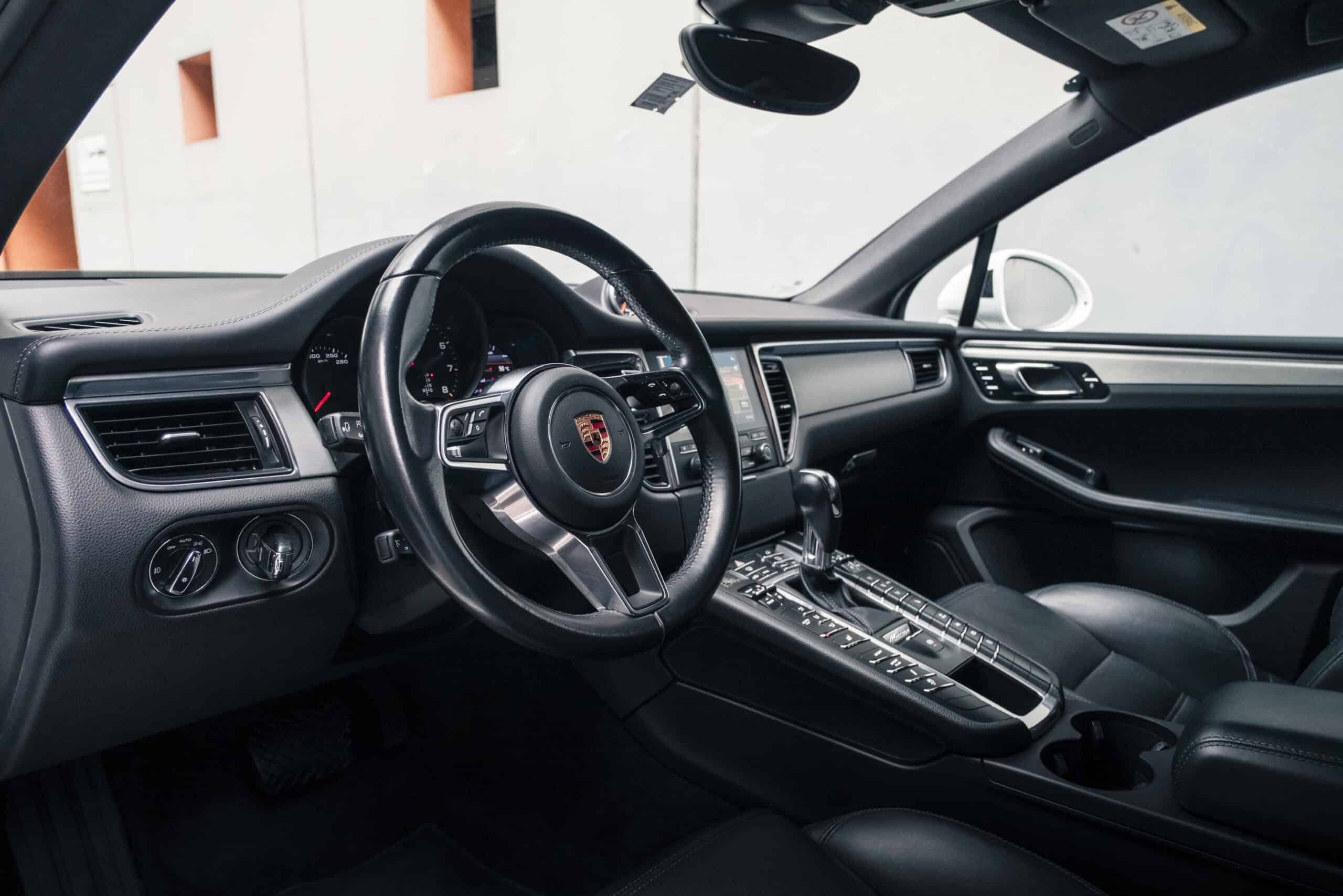 Rent Porsche Macan GTS in Vienna Interieur