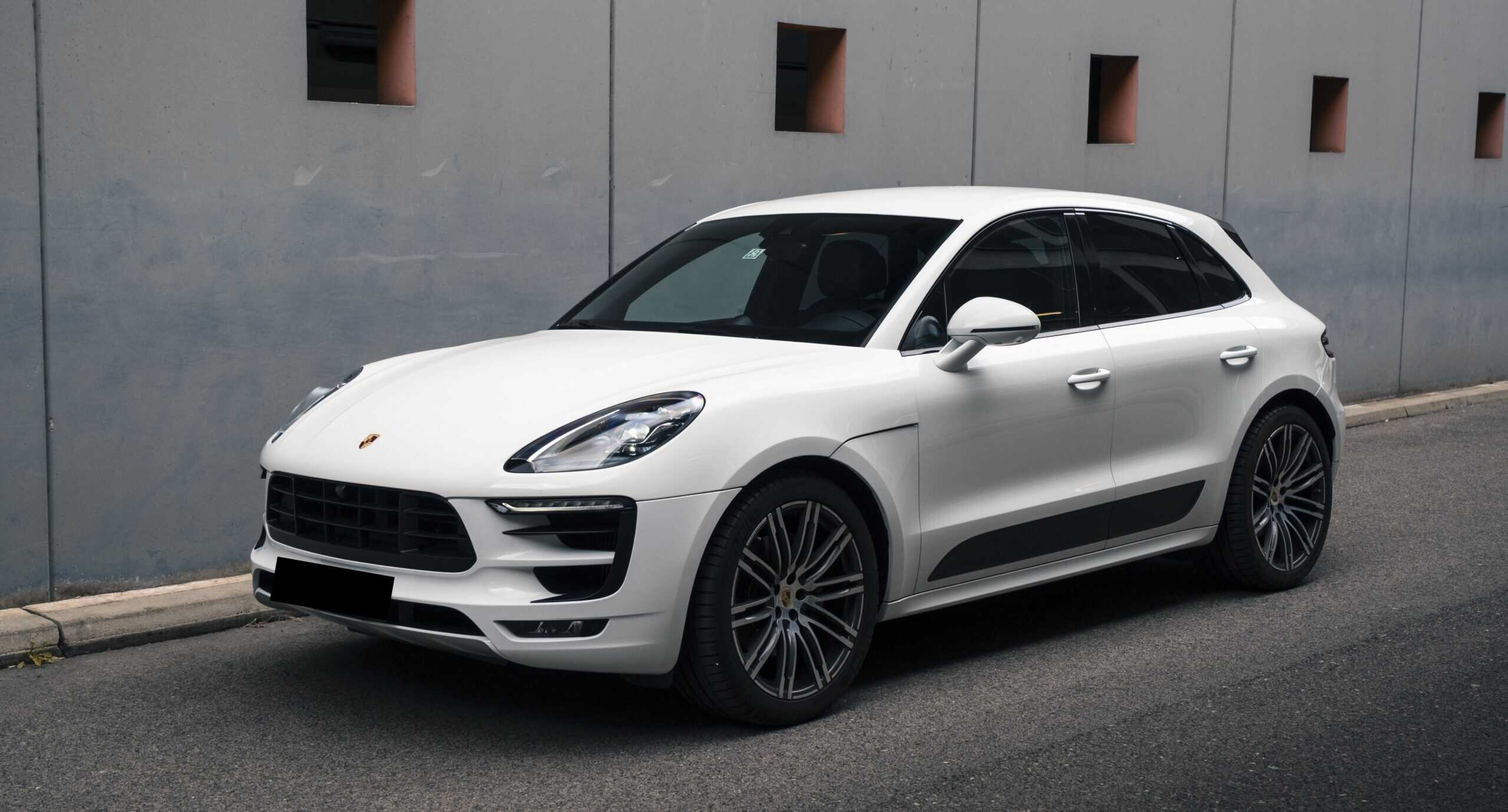 Rent Porsche Macan GTS in Vienna seite