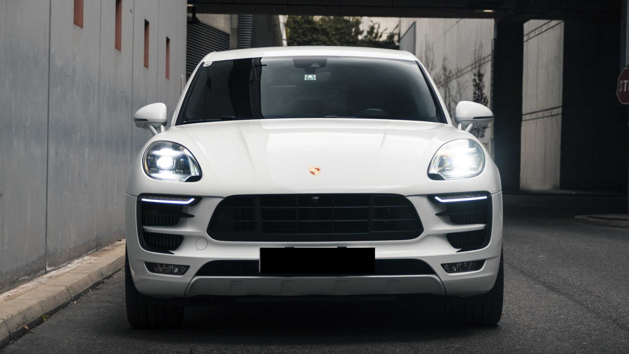 Rent Porsche Macan GTS in Vienna Vorne